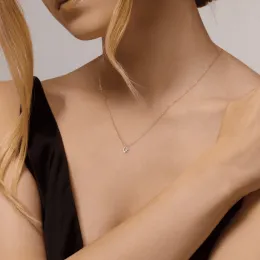 Колье с подвеской бриллиантом из золота